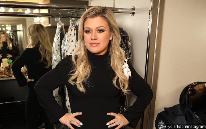 Kelly Clarkson Asks iHeartRadio to Play 'Heat' After Company Denies Her Claim