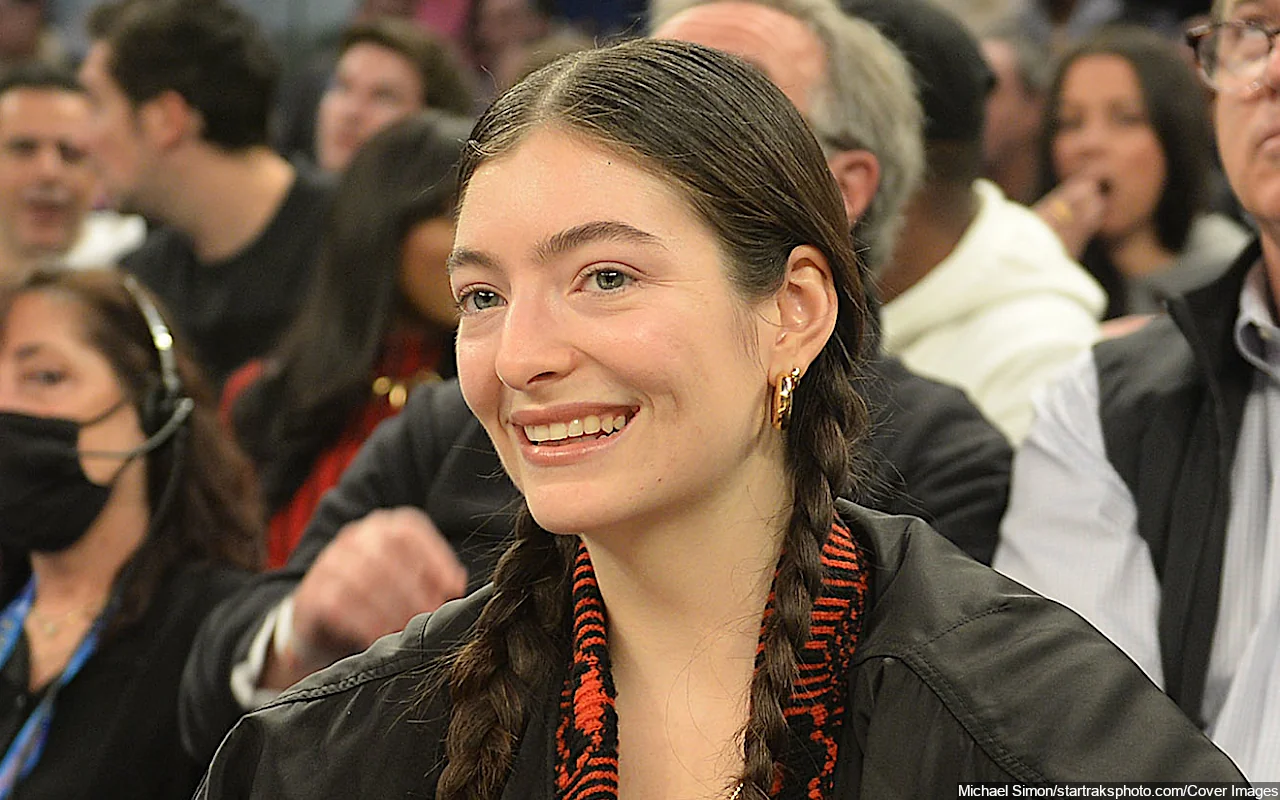 Lorde Looks Unrecognizable During Subway Ride After Hair Transformation