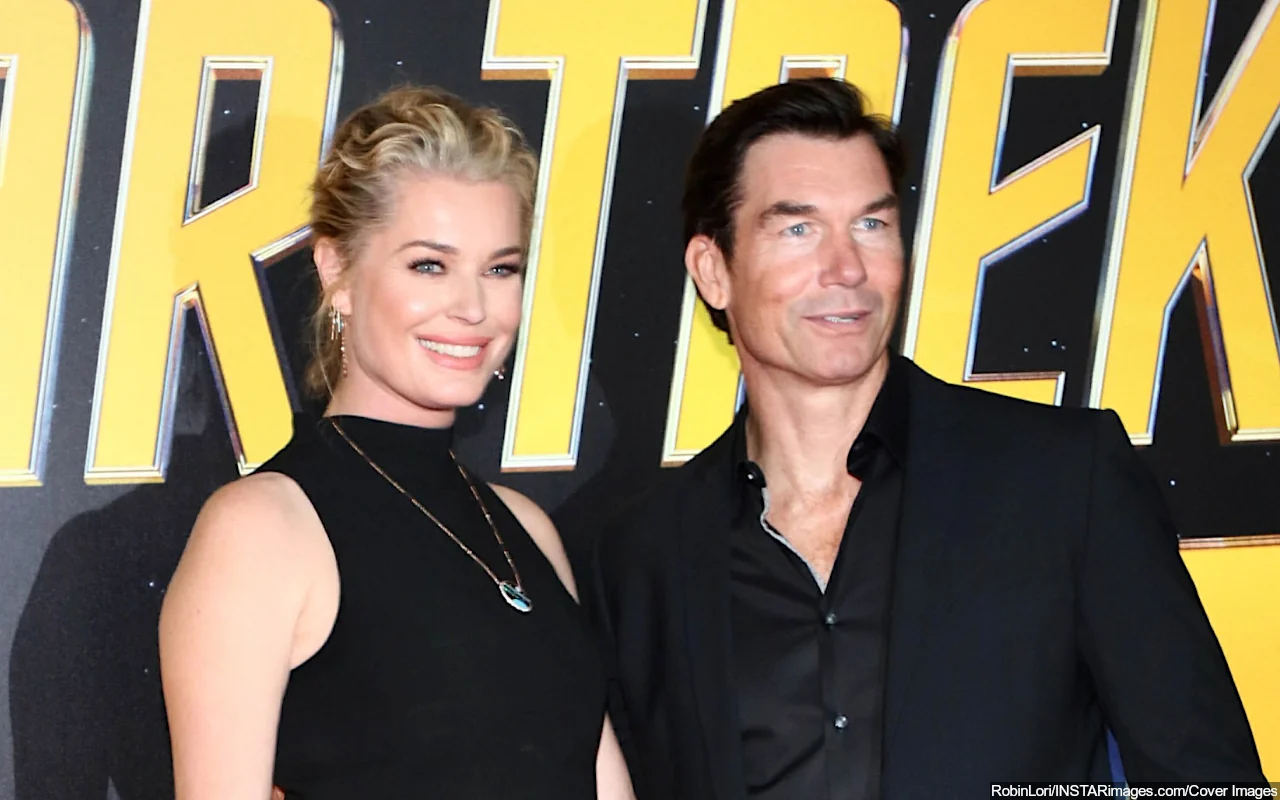 Rebecca Romijn All Smiles With Twin Daughters and Husband Jerry O'Connell in Rare Family Photo
