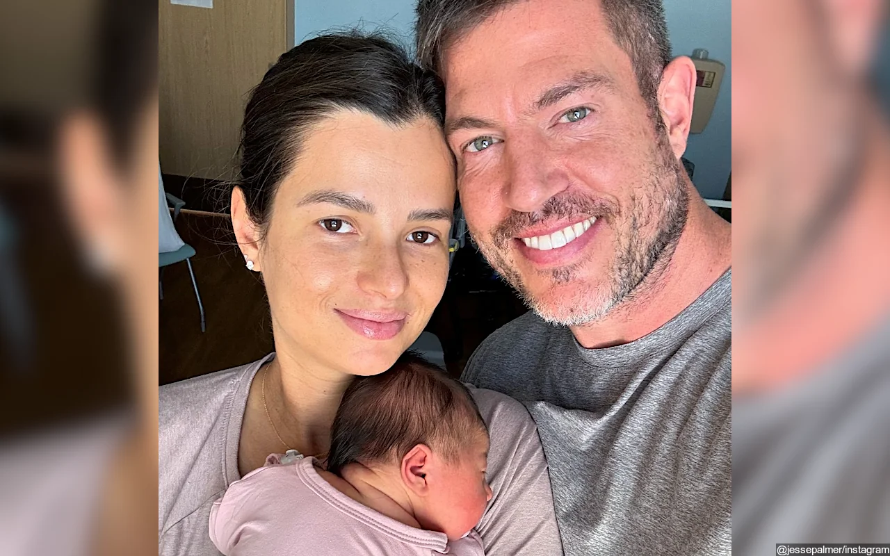 'Bachelor' Host Jesse Palmer Posts New Family Snap as He Announces Birth of His 1st Child