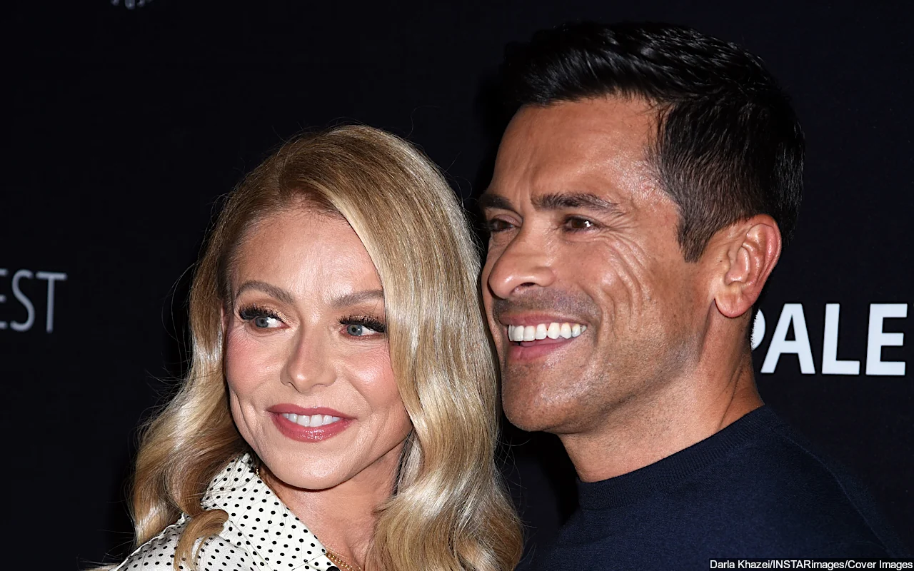Kelly Ripa and Mark Consuelos Praised for Looking Like 'Newlyweds' After Recreating Wedding Photo