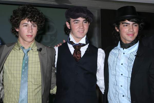Jonas Brothers<br>Disney's Hollywood Records To Reveal CDVU +Technology