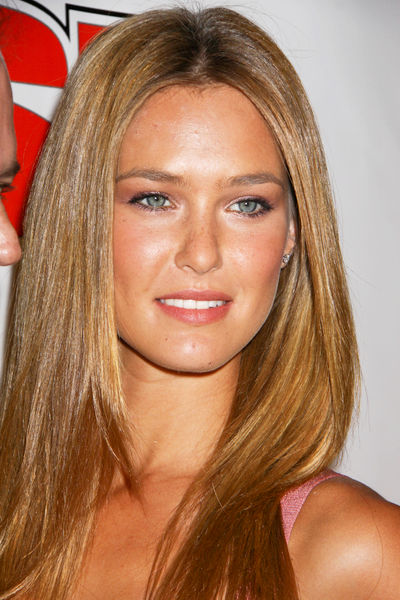 Bar Refaeli<br>2009 Sports Illustrated Swimsuit Issue Party at LAX - Arrivals