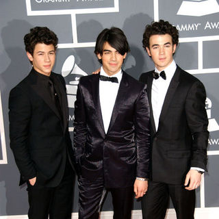 Jonas Brothers in 2009 Grammys Red Carpet