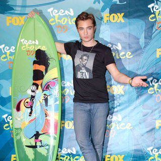 Ed Westwick in 2009 Teen Choice Awards - Press Room