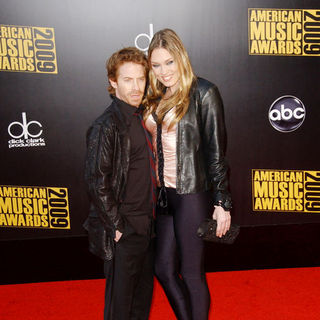 Seth Green, Clare Grant in 2009 American Music Awards - Arrivals