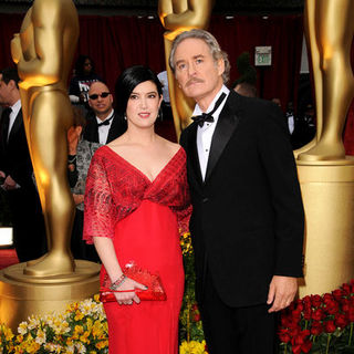 Phoebe Cates, Kevin Kline in 81st Annual Academy Awards - Arrivals