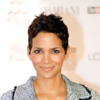Halle Berry in 2009 Women in Entertainment Power 100 Breakfast Sponsored by the Hollywood Reporter - Arrivals