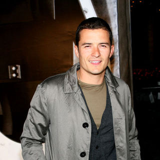 Orlando Bloom in Burberry Lights Up the New York City Skyline For the First Time on "Burberry Day" - Arrivals
