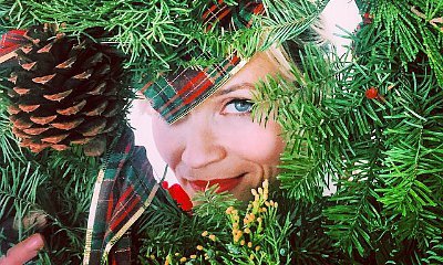 Reese Witherspoon Becomes 'Wreath Witherspoon' in Hilarious Christmas Snap