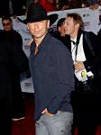 Kenny Chesney Holds Back Pain During Concert
