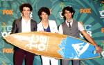 Jonas Brothers Grab 4 Music Surfboards at 2008 Teen Choice Awards