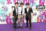 Jonas Brothers Playing Nerds in 'Lovebug' Music Video