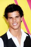 Taylor Lautner Buys Roses and Does Cards for Everybody on Valentine's Day