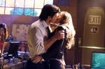 Pic: Clark and Lois Finally Kiss on 'Smallville'