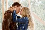 Channing Tatum, Amanda Seyfried Kiss Under the Rain in New 'Dear John' Clip
