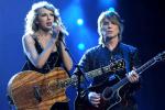 Video: Taylor Swift Performs With Goo Goo Dolls' Johnny Rzeznik