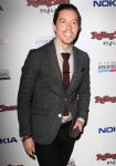 Snowboarder Shaun White Signs Record Deal With Warner Bros