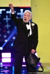 Video: Donald Sutherland Throws Berries at Teen Choice Awards Audience