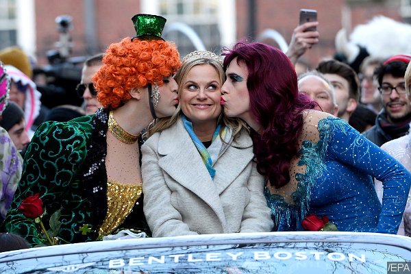 Amy Poehler Kissed by Men in Drag During Hasty Pudding's Woman of the Year Parade