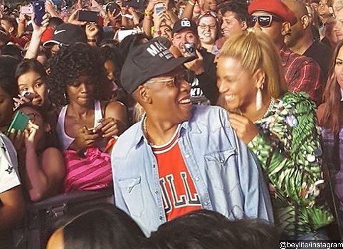 Beyonce Cozies Up to Jay-Z, Hangs With Bill Clinton, Sings Along to Coldplay at Made in America