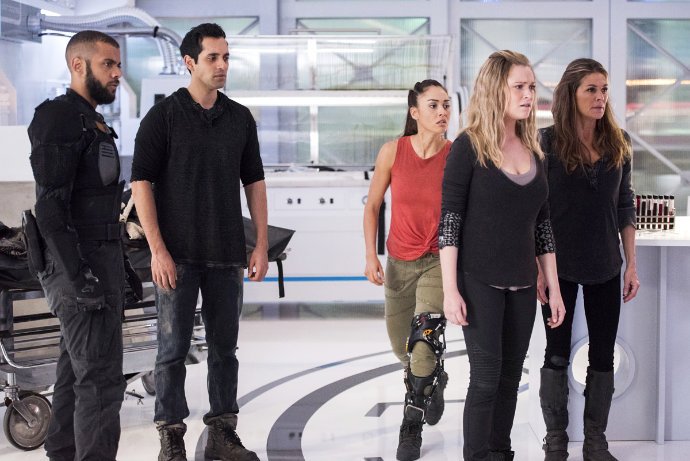 Comic-Con: 'The 100' Panel Talks About Prison Ship, New Looks and Flashbacks
