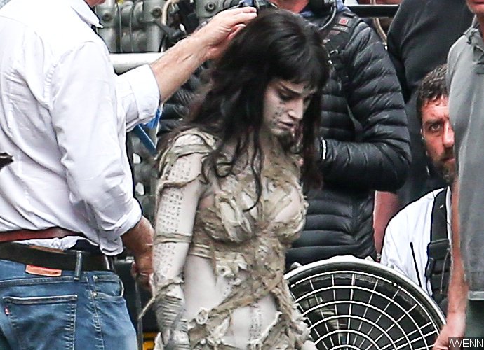 First Look at Sofia Boutella as The Mummy on Movie Set