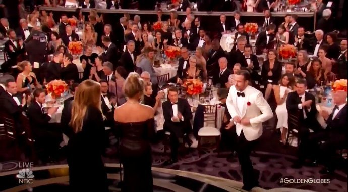 Golden Globes 2017: Ryan Reynolds Kisses Andrew Garfield After Losing to Ryan Gosling