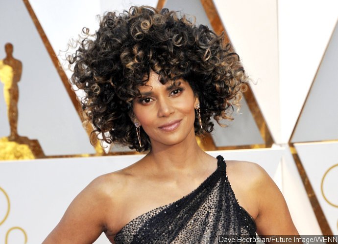 Halle Berry Skinny-Dipping in the Night After Oscars. Watch the Video!