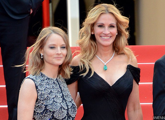 Jodie Foster and Julia Roberts Hold Back Tears During Ovation After 'Money Monster' Premiere