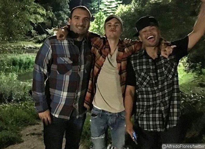 Justin Bieber Goes Unnoticed While Playing Pokemon Go With Friends in NYC