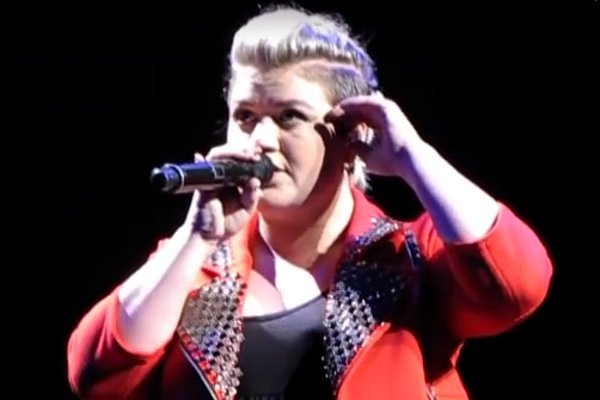 Video: Kelly Clarkson Performs Stripped-Down Cover of Dolly Parton's 'Jolene'