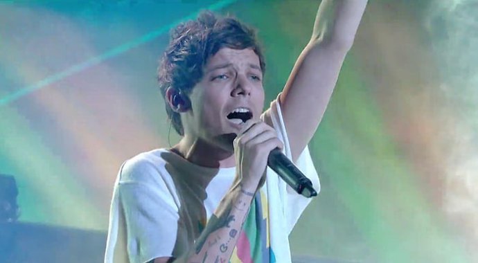 Watch: Louis Tomlinson Performs 'Just Hold On' in Honor of His Late Mother
