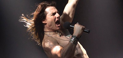 Tom Cruise plays charismatic glam rock star in 'Rock of Ages' 