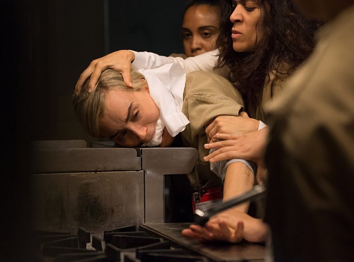 'Orange Is the New Black' Season 4 Photos Tease Trouble for Piper