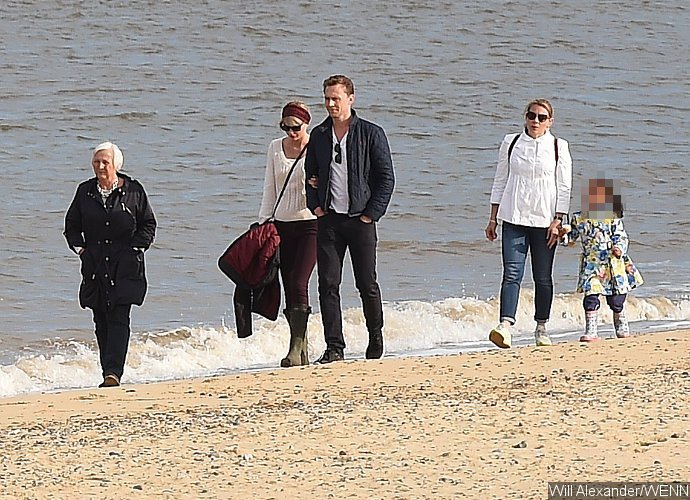 Photos: Taylor Swift and Tom Hiddleston Hit the Beach in U.K. Joined by His Family