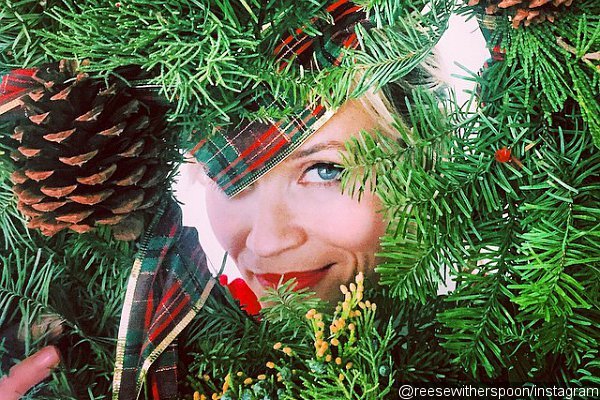 Reese Witherspoon Becomes 'Wreath Witherspoon' in Hilarious Christmas Snap