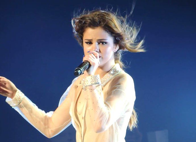 Selena Gomez Cries Onstage at Montreal Concert, Lets Fans Finish Her Song
