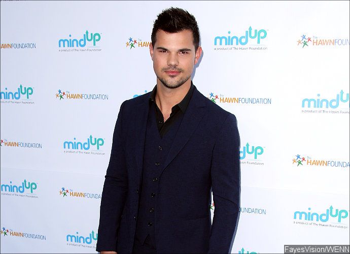 Taylor Lautner Laughs So Hard at His Naked 'Twilight' Fan Art