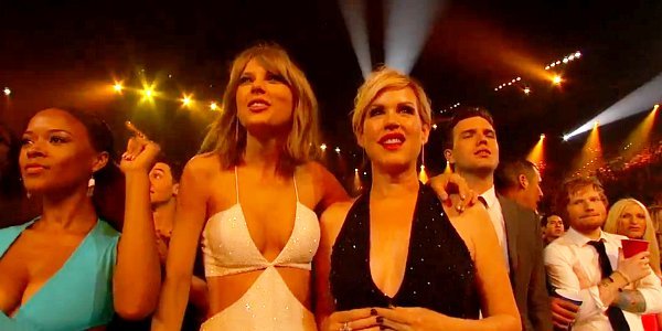 Taylor Swift Becomes BFF With Molly Ringwald During the 2015 Billboard Music Awards