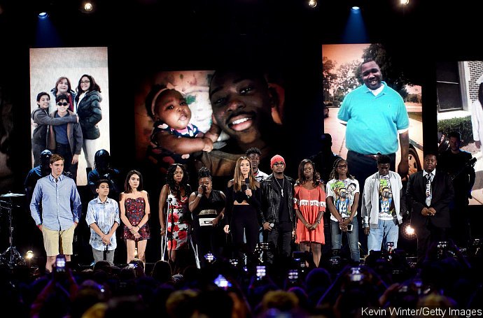 Teen Choice Awards 2016: Jessica Alba, Ne-Yo Pay Powerful Tribute to Gun Violence Victims