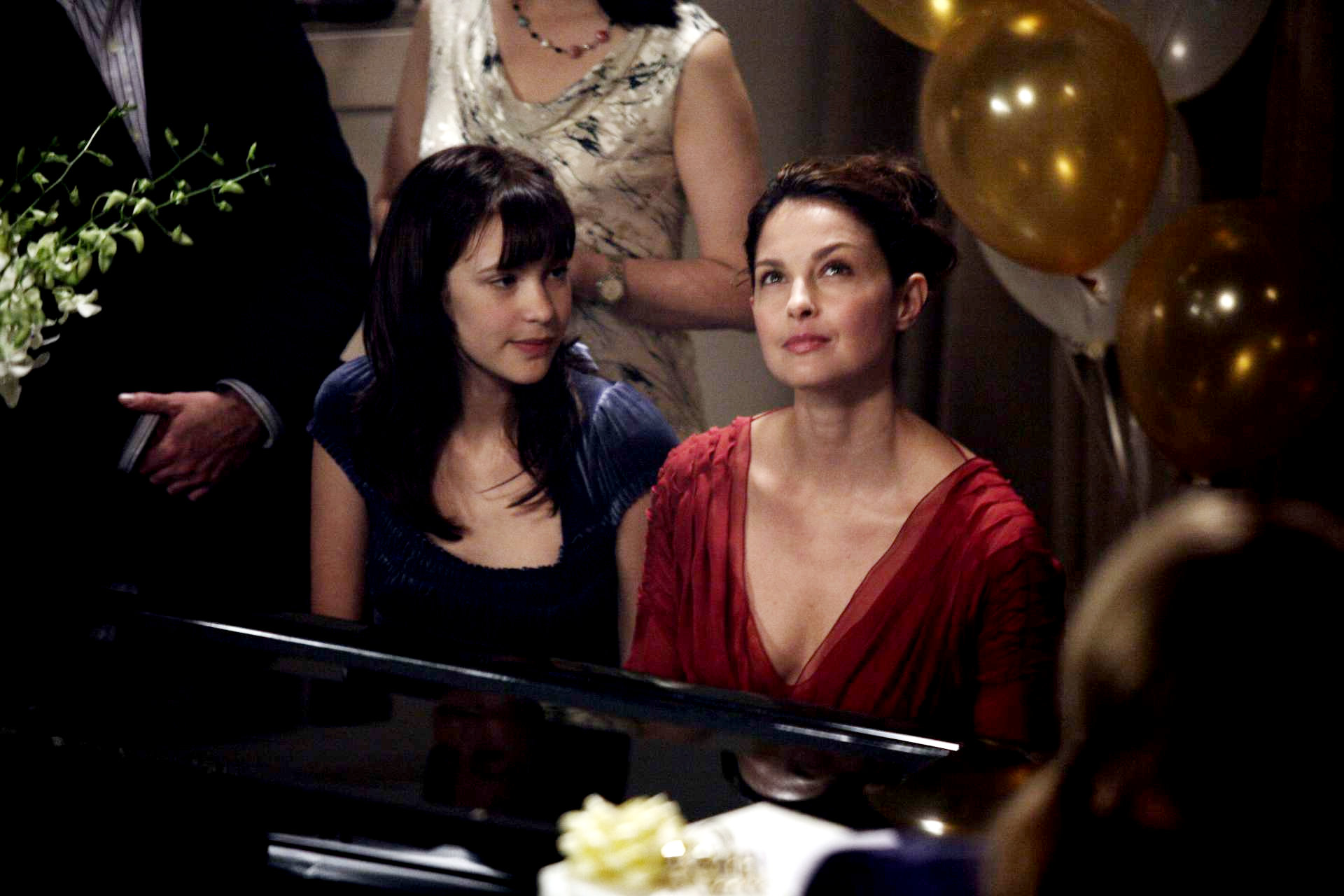 Alexia Fast stars as Julie and Ashley Judd stars as Helen in E1 Entertainment's Helen (2010)