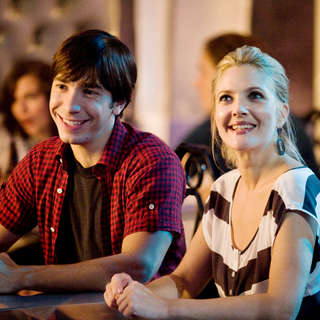 Justin Long stars as Garrett and Drew Barrymore stars as Erin in Warner Bros. Pictures' Going the Distance (2010)