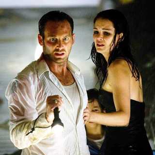 JOSH LUCAS as Dylan Johns and JACINDA BARRETT as Maggie James in Warner Bros Pictures' Poseidon (2006)