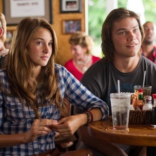 Shailene Woodley stars as Alexandra and Nick Krause stars as Sid in Fox Searchlight Pictures' The Descendants (2011)