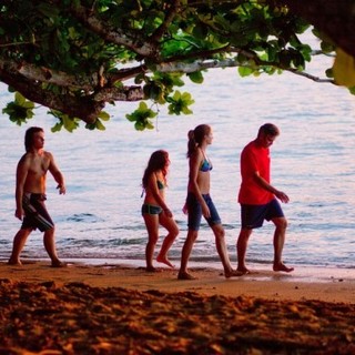 Nick Krause, Amara Miller, Shailene Woodley and George Clooney in Fox Searchlight Pictures' The Descendants (2011)