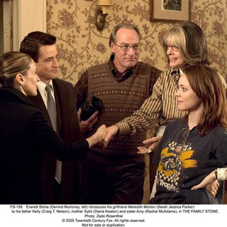 (L-R) Sarah Jessica Parker, Dermot Mulroney, Craig T. Nelson, Diane Keaton, Rachel McAdams in THE FAMILY STONE (2005)