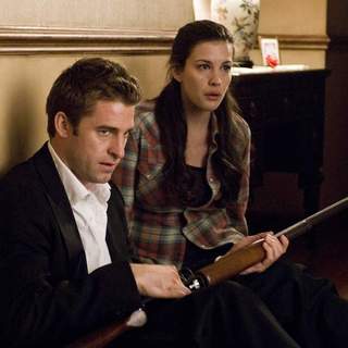 James Hoyt (SCOTT SPEEDMAN) and Kristen McKay (LIV TYLER) in Rogue Pictures' The Strangers (2008).