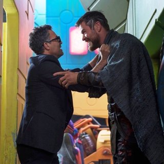 Mark Ruffalo stars as Bruce Banner/Hulk and Chris Hemsworth stars as Thor in Marvel Studios' Thor: Ragnarok (2017)