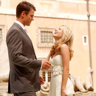 Josh Duhamel stars as Nick Beamon and Kristen Bell stars as Beth Harper in Walt Disney Pictures' When in Rome (2010). Photo credit by Philippe Antonello.